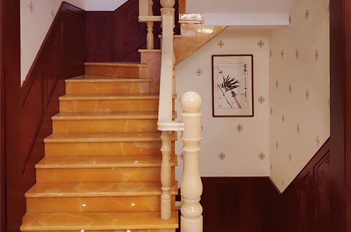 富顺中式别墅室内汉白玉石楼梯的定制安装装饰效果